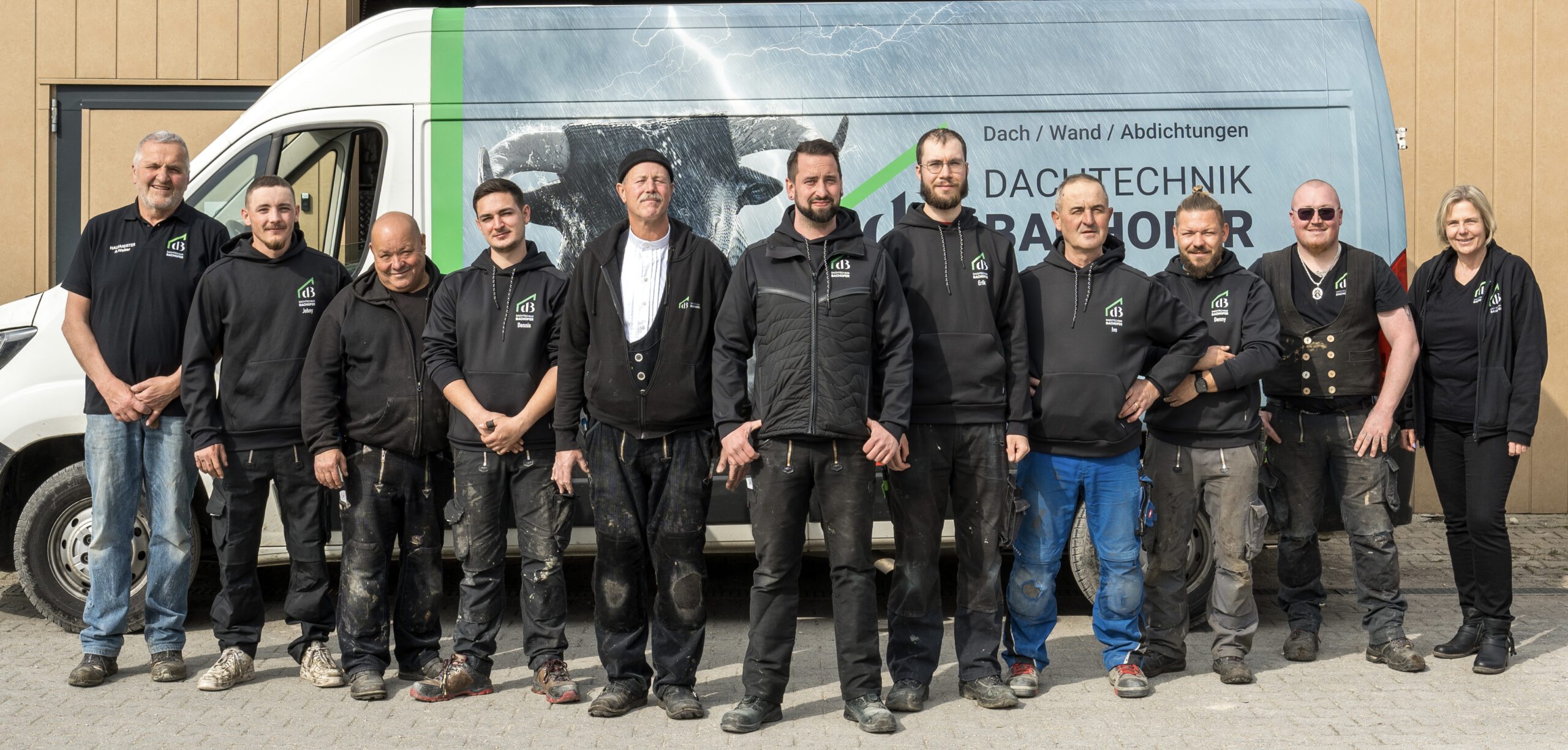 Team von Dachtechnik Bachofer vor dem Firmenfahrzeug in Laichingen